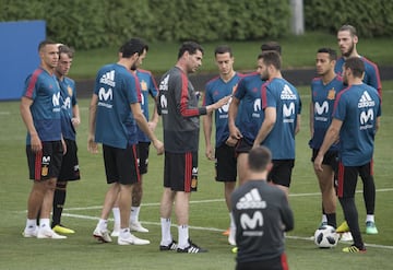 España entrena pensando en el partido contra Marruecos