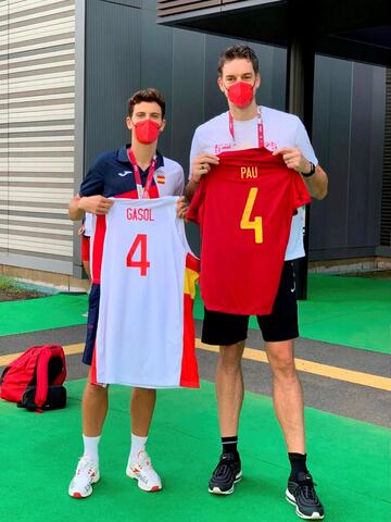 Los dos Pau de Espar, Torres y Gasol, intercambian sus respectivas camisetas, ambas con el dorsal número 4. El central del Villarreal y el pívot del Barça se desean suerte mutuamente durante su participación en los Juegos de Tokio.