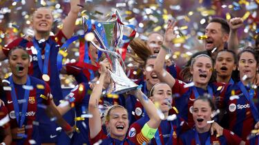 Las jugadoras del Barcelona celebran la consecución de la Champions ante el Lyon.