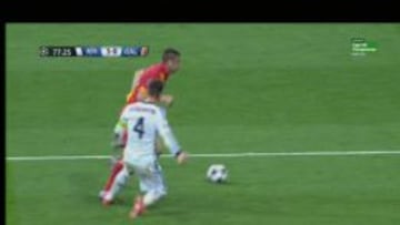 Ramos derriba a Yilmaz.