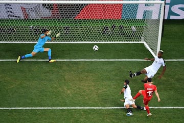 Blerim Dzemaili marca el 1-0 para Suiza.