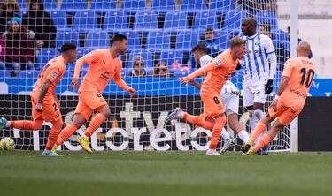 Con la caña preparada en el segundo palo y medio cayéndose, así marcó Bogusz, del Ibiza, para mantener las pocas esperanzas que quedan de permanencia en el equipo insular. El delantero se adelantó a Shibasaki, al que sorprendió con su remate. Con este tanto ya suma dos goles en Liga.