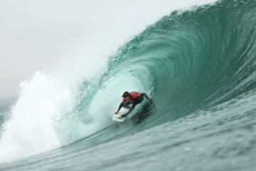 El Mundial de Surf Maui and Sons Arica Pro Tour 2015 , organizado por la Federación internacional de Surf, reune a 60 de los mejores raiders de todo el mundo. Ellos esperan domar la peligrosa ola “El Gringo” que rompe sobre las rocas, lo que la convierte en la competencia mas peligrosa en el circuito mundial.