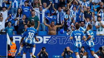 CORNELLÁ DE LLOBREGAT (BARCELONA), 02/10/2022.- Los jugadores del RCD Espanyol celebran su gol contra el Valencia, durante el partido de la jornada 7 de LaLiga, este domingo en RCDE Stadium de Cornellá de Llobregat. EFE/ Marta Pérez
