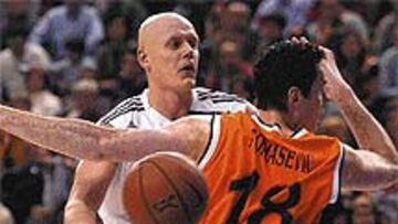 <b>ARROLLADOR.</B> Los pívots del equipo valenciano no pudieron frenar a Kambala, bastión madridista en el juego interior, junto a Fotsis.