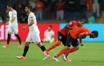 Eljero Elia celebra el 1-1.