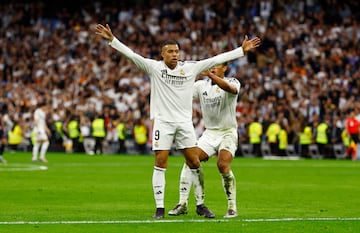 Mbapp¨¦ celebra su primer gol en el partido. Bellingham fue el primero que lleg¨® a celebrarlo con su compa?ero.