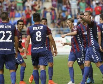 El centrocampista del Eibar Javi Lara (3d) celebra con sus compañeros el gol marcado ante la Real Sociedad, durante el partido de la primera jornada de Liga de Primera División disputado esta tarde en el estadio de Ipurua.