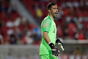 El arquero de la seleccion chilena Claudio Bravo da instrucciones a sus compañeros durante el partido amistoso contra Argentina.