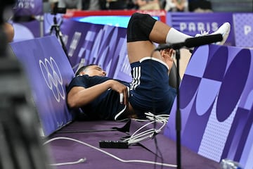 Voleibol. El jugador egipcio, Ahmed Azab Abdelrahman, cae entre unas barreras de protección durante el encuentro de la fase de grupos entre Polonia y Egipto en el South Paris Arena.