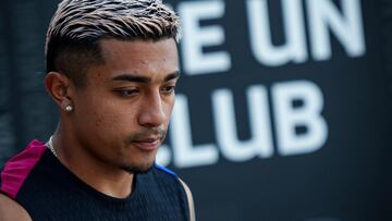 Julián Araujo durante las pruebas médicas del Fútbol Club Barcelona.