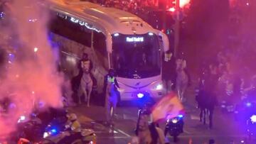 Un recibimiento bestial: la locura de la afición con el bus del Real Madrid en el Bernabéu