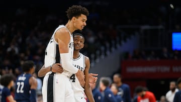 De'Aaron Fox re-signs with Spurs