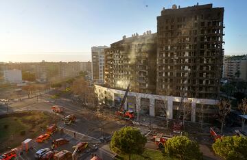 Vista general de cómo ha quedado la estructuara del edificio tras las devastadoras llamas.