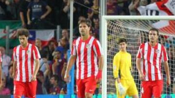 <b>DECAÍDOS. </b>Miranda, Mario Suárez, Diego, Courtois, Gabi y Godín están cabizbajos tras recibir un gol del Barcelona en el Camp Nou.