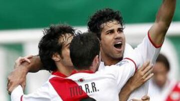 <b>ALEGRÍA. </b>Arribas y Tito felicitan a Diego Costa por su gol, el cuarto que hizo el Rayo a Osasuna.