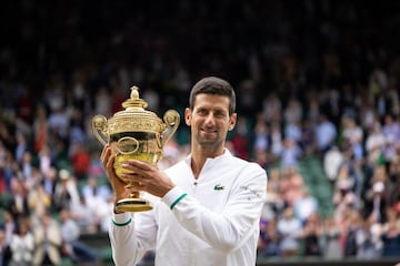 La carrera por la supremacía de los Grand Slams se estrechó a más no poder en el tercer major del curso: Wimbledon. Sobre el verde del All England Tennis Club de Londres se cruzaba de nuevo en el camino de Djokovic un debutante en una final de Grand Slam (como le sucedió en París ante Tsitsipas), Matteo Berrettini, lo que decantó la balanza claramente en favor del serbio a pesar de la buena actuación del italiano: 6-7, 6-4, 6-4 y 6-3. Djokovic no sólo ganaba su tercer gran título en 2021, sino que empataba el récord de 20 trofeos de Grand Slam de Nadal y Federer. La hazaña le dejaba en disposición de batirles en el US Open, optando de paso al ‘Golden Slam’ con el oro en los Juegos de Tokio…