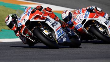 V 36 VALENCIA (COMUNITAT VALENCIANA) 12/11/2017- Los pilotos Jorge Lorenzo (99) y Andrea Dovizioso (04) durante la carrera de MotoGP, última prueba del mundial que se celebra en el circuito Ricardo Tormo de Cheste.EFE/ Kai Forsterling