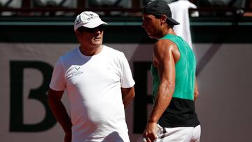 Rafa Nadal habla con su t&iacute;o y entonces entrenador Toni Nadal durante un entrenamiento.