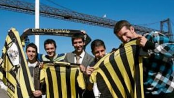 <b>A MORDER. </b>Eneko Gorroño, Alberto Pérez, Gálder Negro, Mario Sánchez y Santi Vélez, en el puente colgante de Portugalete.