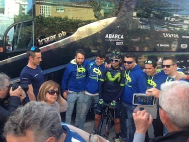 Baño de masas de Contador con nuevo maillot y una curiosa bici
