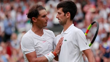 Rafa Nadal y Novak Djokovic se saludan tras su partido de semifinales en la pasada edici&oacute;n de Wimbledon.