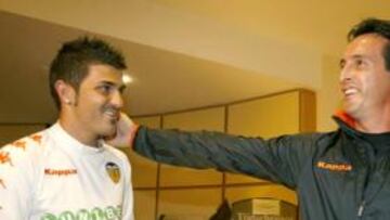 <b>SE QUEDA.</b> David Villa, delantero del Valencia CF, afirmó que "no se me ha pasado ningún tren por quedarme en el Valencia y no salir", en relación a las ofertas que el conjunto valenciano rechazó este verano.