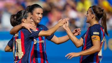 SANT JOAN D´ESPÍ (BARCELONA), 30/10/2022.- Las futbolistas del FC Barcelona Aitana Bonmati (i), Ingrid Engen (c) y Patri (d) celebran el 2-0 marcado al UD Levante durante el partido correspondiente la Primera División de la liga femenina de fútbol disputado este domingo en Sant Joan d'Espi. EFE/ Enric Fontcuberta.
