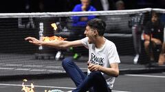 Impactantes imágenes del activista que se quemó sobre la pista de la Laver Cup