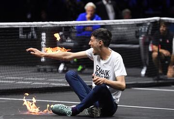 Durante el partido entre Tsitsipas y Schwartzman, un activista saltó a la pista del O2 y se prendió fuego para protestar por el uso de vuelos privados del Reino Unido.