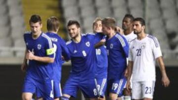 Finlandia celebra uno de sus goles en Chipre.