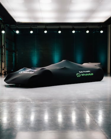 El nuevo Mercedes-AMG PETRONAS F1 Team bajo una lona antes de la presentación del W15.