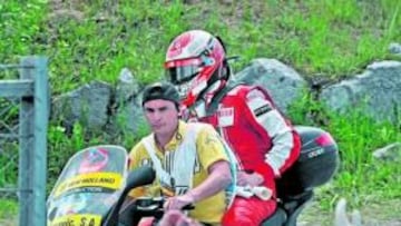 <b>ABANDONO. </b>Kimi Raikkonen acabó el gran premio en uno de los scooters de la organización.