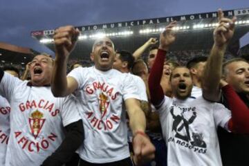 La alegría del Sporting tras conseguir la permanencia