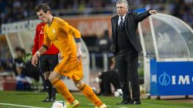 Ancelotti da instrucciones ante Bale.