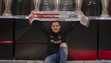 Roque Mesa posa con los cinco títulos del Sevilla.