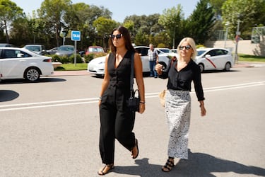 Tana Rivera y Eugenia Martínez de Irujo llegan al tanatorio de Tres Cantos donde se celebró el funeral por Caritina Goyanes.