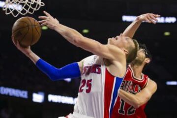 Oct 7, 2014; Auburn Hills, MI, USA; Detroit Pistons forward Kyle Singler (25) is fouled by Chicago Bulls guard Kirk Hinrich (12) in the third quarter at The Palace of Auburn Hills. Detroit won 111-109 in overtime. Mandatory Credit: Rick Osentoski-USA TODAY Sports