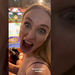 Sophie Turner es vista en la Arena Coliseo en función de Lucha Libre