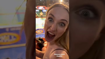 Sophie Turner es vista en la Arena Coliseo en función de Lucha Libre