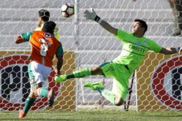 Futbol, Cobresal vs Universidad Catolica
Septima fecha, campeonato de clausura 2016/17
El jugador de Cobresal Israel Poblete, izquierda, marca su gol contra Universidad Catolica durante el partido de primera division disputado en el estadio El Cobre de El Salvador, Chile.
19/03/2017
Andres Pina/Photosport
***********
Football, Cobresal vs Universidad Catolica
7th date, Clousure Championship 2016/17
Cobresal's player Israel Poblete, left, scores against Universidad Catolica during the first division football match at the El Cobre stadium in El Salvador, Chile.
19/03/2017
Andres Pina/Photosport