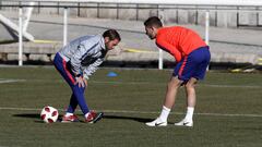 Lucas Hern&aacute;ndez, junto al recuperador del Atl&eacute;tico.