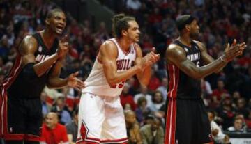 Miami Heat contra Chicago Bulls durante el partido de la Conferencia Este de semifinales de la serie de playoffs de la NBA en Chicago. Chris Bosh (L) con LeBron James (R) and Joakim Noah (C).