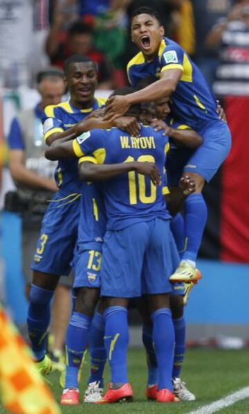 Los jugadores celebran el gol de Enner Valencia.