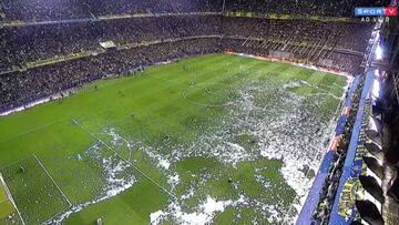 &iexcl;Lluvia de papelitos! La hinchada de Boca retrasa el inicio del partido en la Bombonera