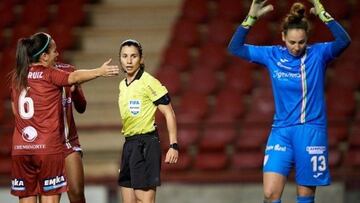 Las jugadoras del Logro&ntilde;o se quejan a la &aacute;rbitra.