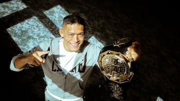 Costello Van Steenis posa con su cinturón.