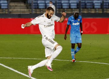 3-0. Karim Benzema celebró el tercer gol.