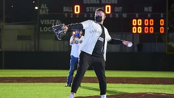 Julio Urías durante un lanzamiento en México