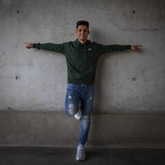 Álex Moreno: "En el Barcelona jugué hasta como delantero"